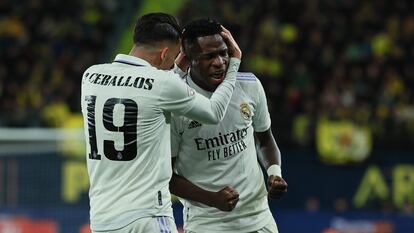 Ceballos y Vinicius celebran el gol del brasileño, el primero del Madrid al Villarreal.