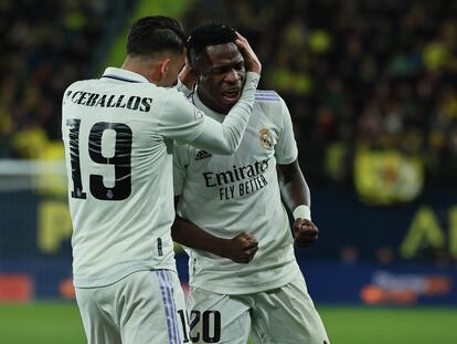 Ceballos y Vinicius celebran el gol del brasileño, el primero del Madrid al Villarreal.