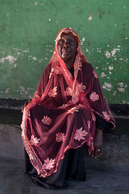 "Cuando contraje el virus, perdí mi negocio”. Watta Jabateh regresó a casa y los 50.000 dólares liberianos que tenía ahorrados habían desaparecido. No fue lo peor, nueve miembros de su familia habían muerto.  