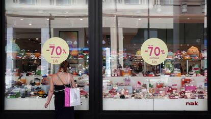 Un escaparate de una tienda, en periodo de rebajas, en Atenas.