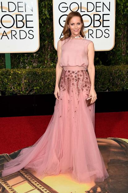 Monique Lhuillier firma el vestido rosa de Leslie Mann.