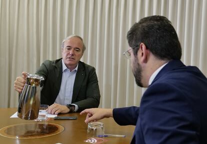 Jorge Azcón (izquierda) y Alejandro Nolasco, en una reunión en Zaragoza el 13 de junio.