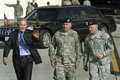 George W. Bush, ayer en el cuartel de la fuerza aérea en Tampa (Florida).