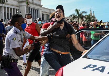 Cuba, mes de julio: unas protestas 'a priori' aisladas devienen en las mayores que se recuerdan en la isla desde principios de los noventa. Las manifestaciones terminaron con cientos de presos y con los meses, decenas de exiliados. En la imagen, un hombre es arrestado en La Habana el 11 de julio. "La orden de combate está dada, a la calle los revolucionarios", reaccionó ante las protestas el presidente de Cuba, Miguel Díaz-Canel.