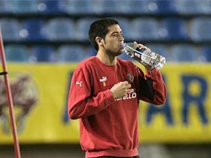 Riquelme se refresca en un entrenamiento.