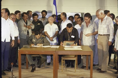 Los líderes de la Contra, Adolfo Calero (derecha) y Alfredo Cesar (segundo hacia la derecha) observan cómo el cardenal Miguel Obando Y Bravo (el tercero hacia la derecha) y el ministro de Defensa de Nicaragua, Humberto Ortega (delante, en la línea de fondo), firman los acuerdos de paz. 