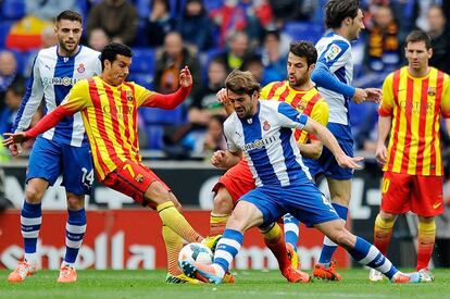 Pedro y Cesc pelean el balón