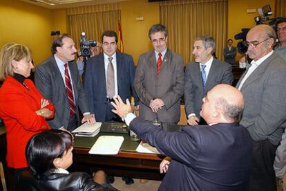 Miembros de la comisión del 11-M, antes de la comparecencia de Mariano Simancas.