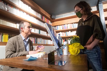 El 'exconseller' Jordi Turull, en permiso penitenciario, firma un libro suyo para la diputada de la CUP Eulàlia Reguant, el pasado viernes.