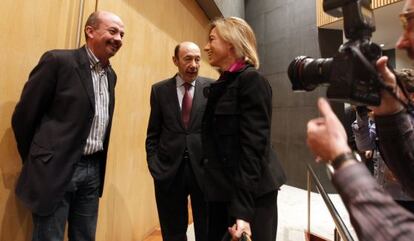Carme Chacón y Alfredo Pérez Rubalcaba charlan con el responsable de comunicación del PSOE, Carlos Hernández.