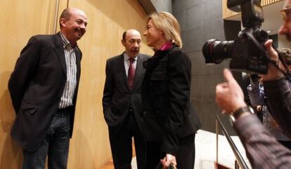 Carme Chac&oacute;n y Alfredo P&eacute;rez Rubalcaba charlan con el responsable de comunicaci&oacute;n del PSOE, Carlos Hern&aacute;ndez. 