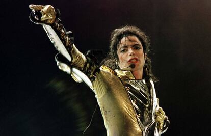 Michael Jackson, durante una actuaci&oacute;n en 1997
