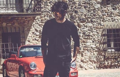 Andrés Velencoso, con las gafas Hawkers.