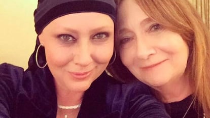  A atriz Shannen Doherty com sua m&atilde;e depois de receber recentemente um pr&ecirc;mio da Sociedade Americana do C&acirc;ncer, por sua coragem diante da doen&ccedil;a.