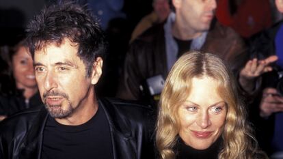 Al Pacino y Beverly d'Angelo asisten juntos al estreno de la película 'El informante', protagonizada por el actor, en el teatro Ziegfeld en Nueva York el 1 de noviembre de 1999.