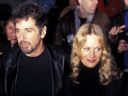 Al Pacino y Beverly d'Angelo asisten juntos al estreno de la película 'El informante', protagonizada por el actor, en el teatro Ziegfeld en Nueva York el 1 de noviembre de 1999.