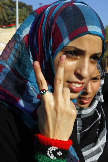 Una mujer libia celebra la victoria en la plaza de los Mártires.