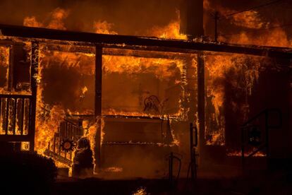 Los bomberos indicaron que el incendio, cuya causa todavía se desconoce, empezó en un área cercana a las carreteras locales Camp Creek y Pulga Road, en el tramo en el que transcurren paralelas a la autopista CA-70. En la imagen, una vivienda es devorada por las llamas en el condado de Butte, California.