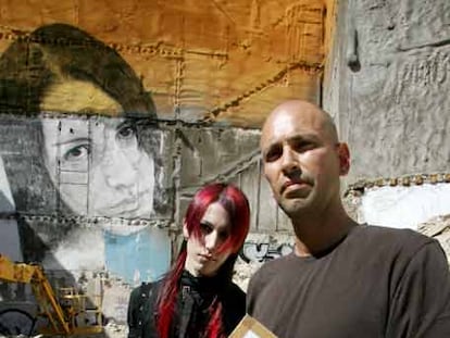 El pintor Jorge Rodríguez, a la derecha, junto a David González, que le ha servido como modelo.