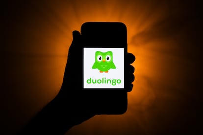 Un teléfono con el logo de Duolingo.