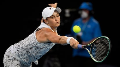 Barty devuelve de revés durante el partido de semifinales contra Keys, este jueves en Melbourne.