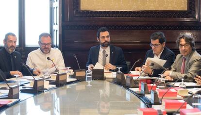 Roger Torrent (centro), preside una reunión de la Mesa del Parlament.