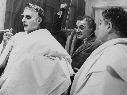 Federico Fellini (en medio), en un fotograma de <i>Roma.</i>