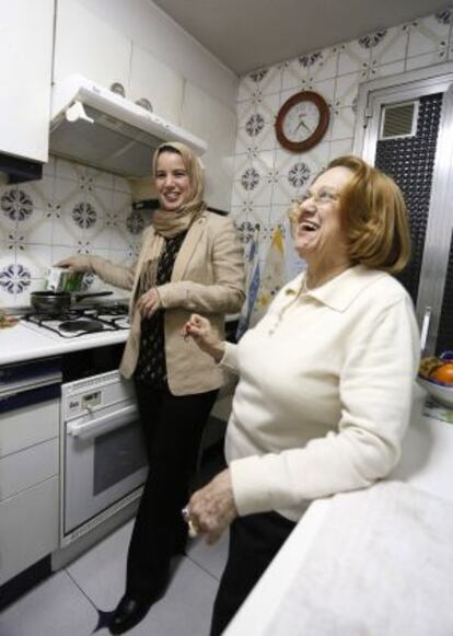 Hanna y Ana, en la cocina del piso de esta última.