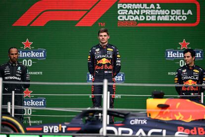 Los pilotos de Red Bull, Max Verstappen y Checo Pérez, en primer y tercer lugar del podio respectivamente, con Lewis Hamilton de Mercedes, en el segundo lugar del podio.