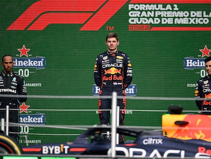 Los pilotos de Red Bull, Max Verstappen y Checo Pérez, en primer y tercer lugar del podio respectivamente, con Lewis Hamilton de Mercedes, en el segundo lugar del podio.