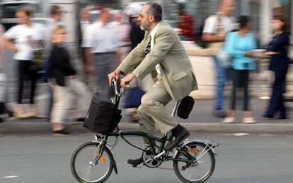 Ciclista em uma rua de Paris.