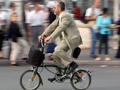 Ciclista em uma rua de Paris.