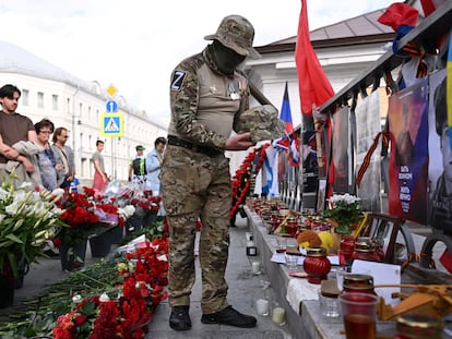 Un hombre depositaba un gorro como ofrenda ante un altar improvisado en honor al difunto jefe del grupo paramilitar Wagner, Yevgueni Prigozhin, este domingo en Moscú.