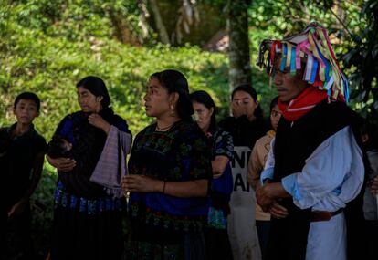 Guadalupe Vázquez Luna, una mujer indígena que sobrevivió a la masacre de Acteal, habla con otros miembros de la comunidad en la iglesia de Pantelhó sobre la situación de violencia que viven.