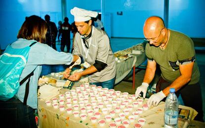 El chef canario Arham Marrero, en el centro, prepara el arroz con leche con 'bissap', en Dakar.