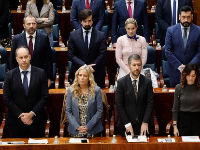 La presidenta de la Comunidad de Madrid, Isabel Díaz Ayuso (d), el consejero de Presidencia, Justicia y Administración Local, Miguel Ángel García (2d); la consejera de Economía, Hacienda y Empleo, Rocío Albert López-Ibor; y el consejero de Digitalización, Miguel López-Valverde, participan en el minuto de silencio que se ha guardado en memoria de los dos Guardias Civiles que murieron el pasado viernes 9 de febrero en acto de servicio en la localidad de Barbate al ser embestida su patrullera por una narcolancha, al inicio del pleno de la Asamblea de Madrid, este jueves.