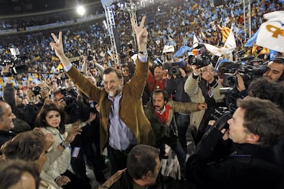 Mariano Rajoy saluda a los asistentes en la plaza de toros de Valencia en marzo del 2008. A la izquierda del actual presidente del Gobierno, agachado, Álvaro Pérez Alonso, conocido como 'El Bigotes', presidente de Orange Market, la compañía que gestionaba los negocios de la presunta trama de corrupción y tráfico de influencias dirigida por el empresario Francisco Correa y desmantelada en la denominada 'Operación Gürtel'.