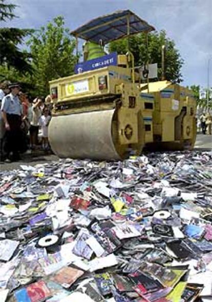 Imagen de archivo de destrucción de CD piratas.