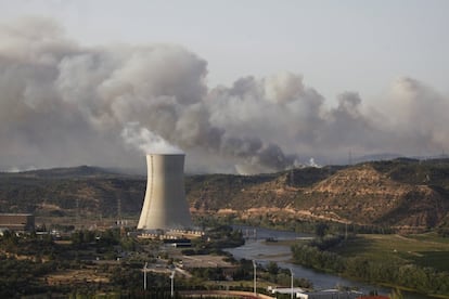 El consejero de Interior, Miquel Buch, ha explicado que el fuego tiene forma de lengua y han dividido la estrategia de ataque en varios frentes. A los equipos de extinción les preocupa especialmente el flanco derecho. "No está controlado porque debido a la orografía solo pueden acceder las unidades terrestres y esto lo hace muy complicado", ha admito Buch en Catalunya Ràdio. En la imagen, vista de la central de Ascó, cercana al incendio, este miércoles.