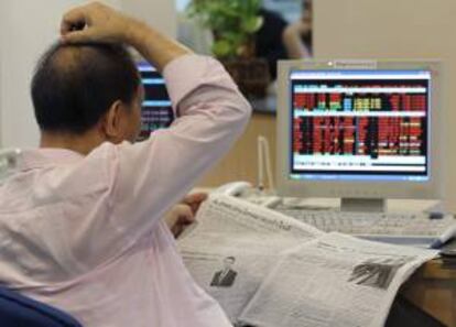 Un inversor tailandés observa en su monitor el precio de las acciones en la Bolsa en Bangkok (Tailandia). EFE/Archivo