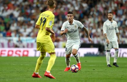 El jugador del Real Madrid, James, intenta pasar de Castillejo.