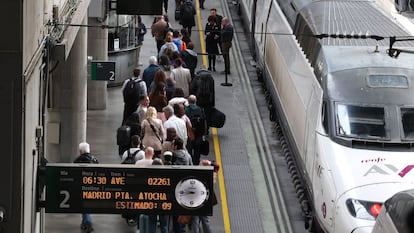 Viajeros comienzan a embarcar en Sevilla en el tren con destino a Madrid con casi tres horas de retraso, este lunes en la estación de Santa Justa.
