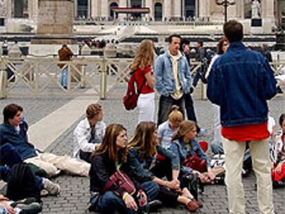 Jóvenes católicos en la plaza de San Pedro, en el Vaticano.
