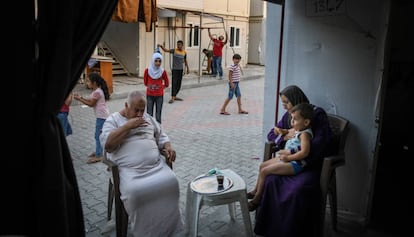 Una familia siria a las puertas de su vivienda en Hatay (Turquía) el pasado 16 de septiembre.