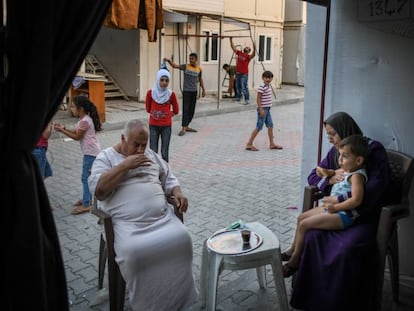 Una familia siria a las puertas de su vivienda en Hatay (Turquía) el pasado 16 de septiembre.