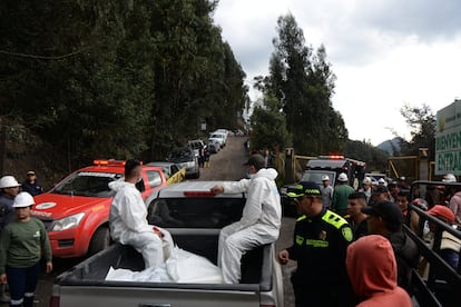 Vehículos y personal de distintos grupos de respuesta a la emergencia en la entrada de la mina de Sutatausa, este miércoles.