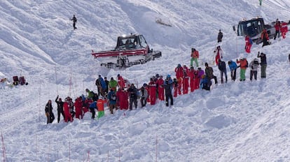 Un equipo de rescate en los Alpes franceses, el pasado febrero.