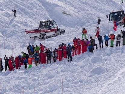 Un equipo de rescate en los Alpes franceses, el pasado febrero.