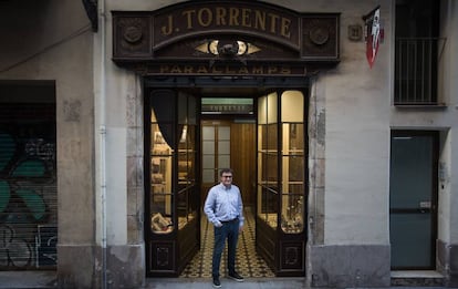 Carles Torrente, a la porta del seu negoci centenari.