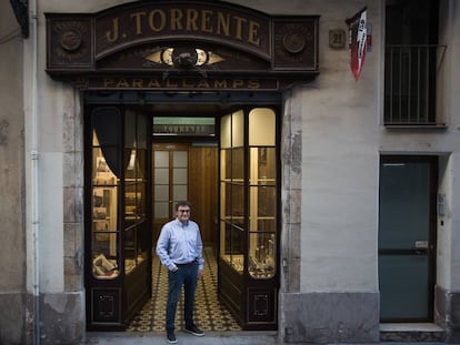 Carles Torrente, a la porta del seu negoci centenari.